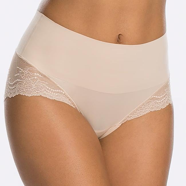 Braguita de tiro alto con encaje de Spanx.