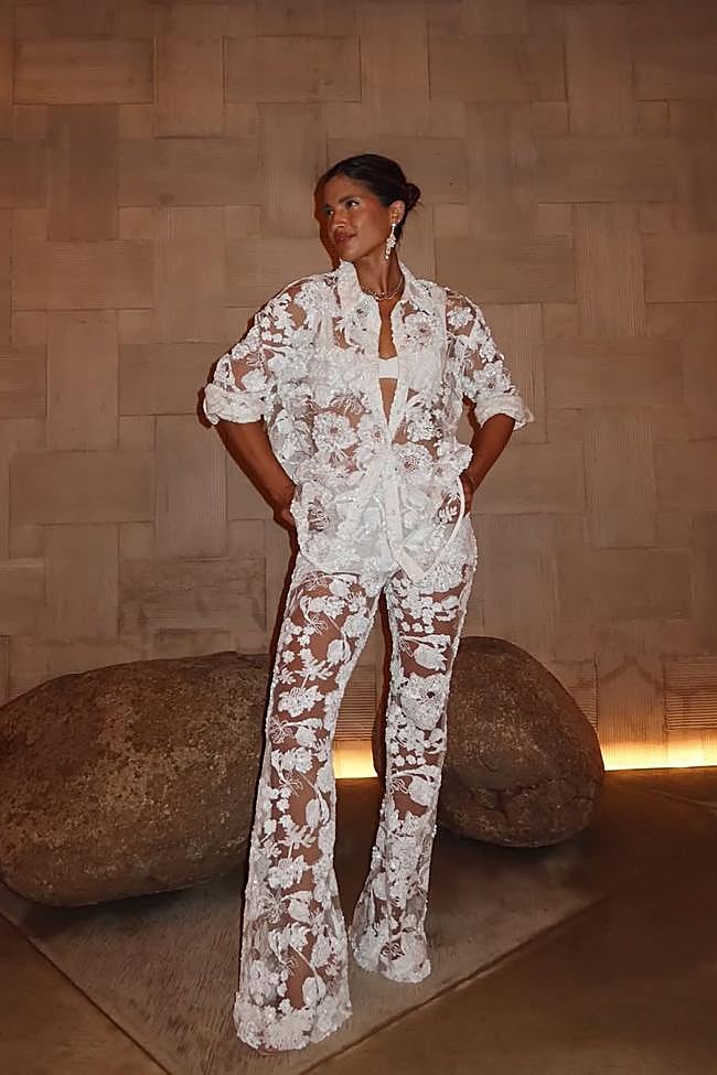 Influencer con conjunto con transparencias