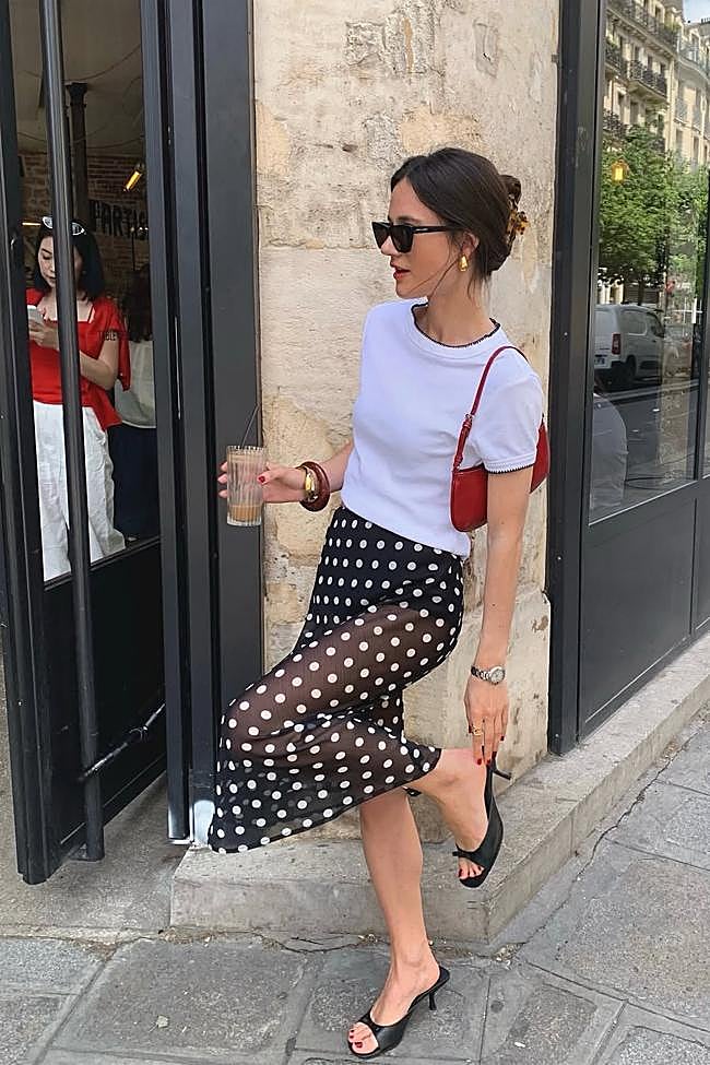 Mujer con falda con transparencias