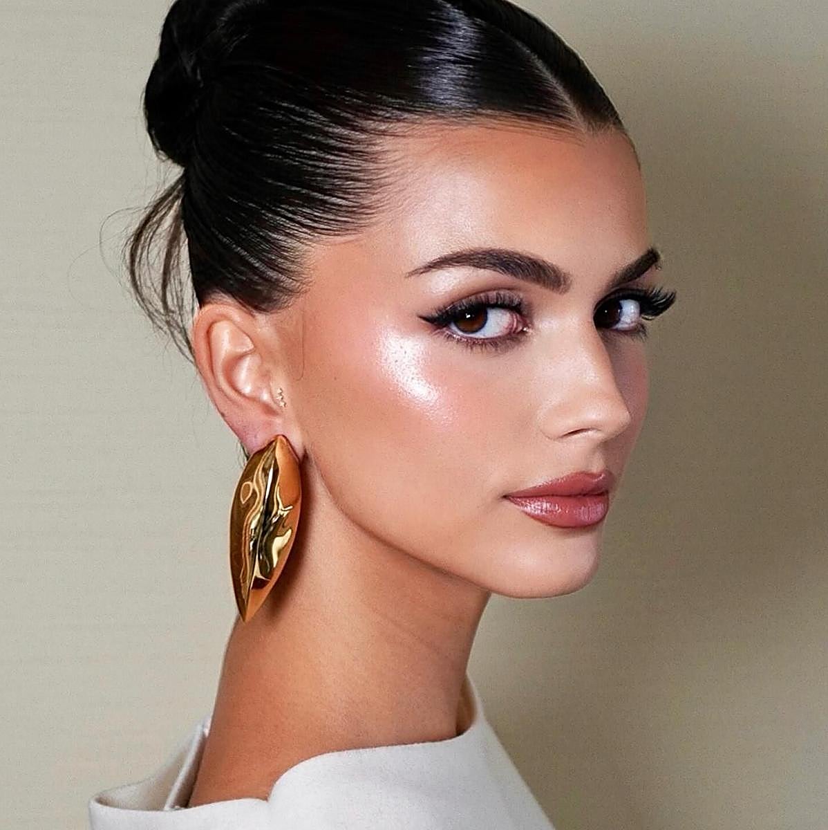 Kika Gomes con iluminador efecto glaseado