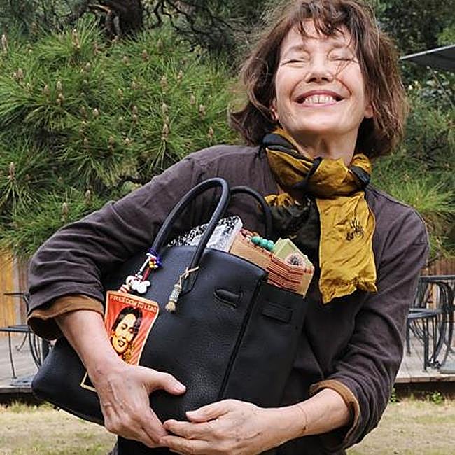 Jane Birkin con uno de sus Birkin de Hermès.