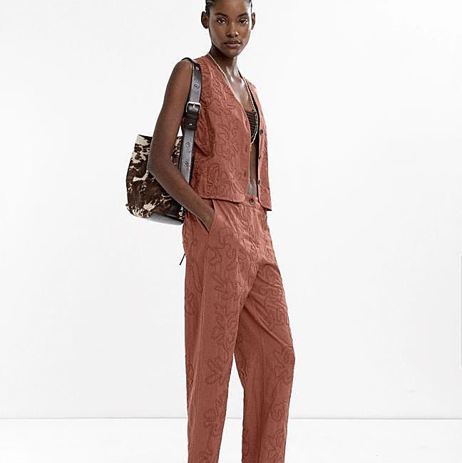 Total look bordado con chaleco y pantalón