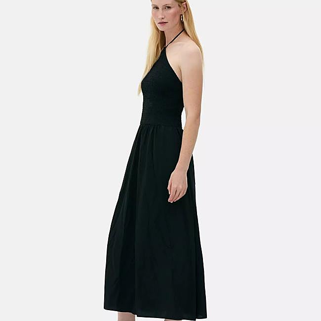 Vestido halter negro con cuerpo elástico