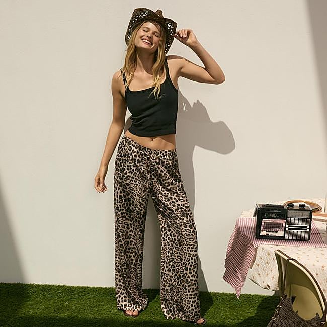 Pantalones fluidos satinados con animal print