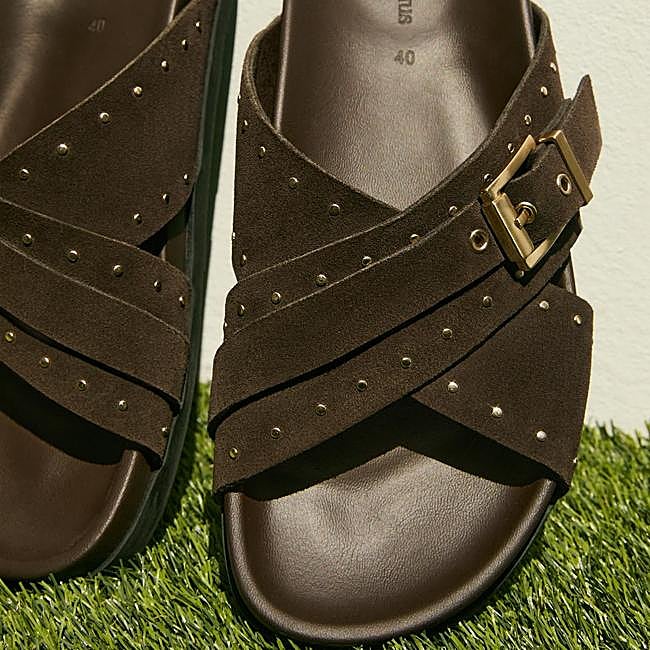 Sandalias con hebillas y tachas de ante