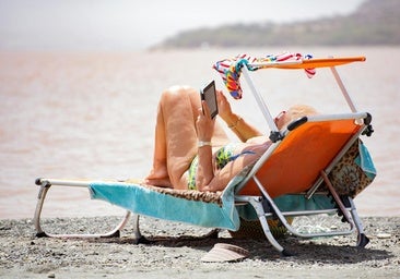Ya sea en papel o en un libro electrónico, leer una novela en la playa es uno de los grandes placeres del verano.
