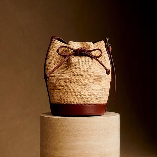 Bolso de rafia pequeño de Sézane, 135 euros.