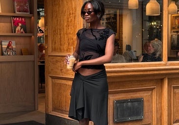 Las faldas satinadas se adaptan a cualquier momento: te enseñamos a combinarlas para el día y la noche.