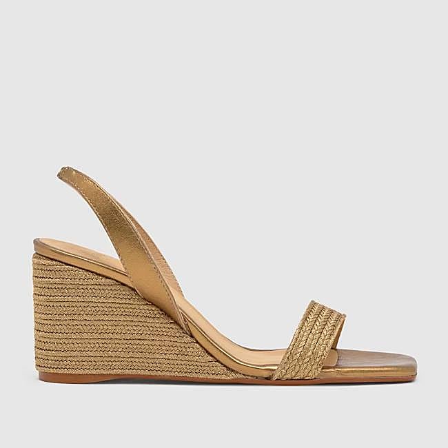 Sandalias con tacón cómodo de Castañer, 156 euros.