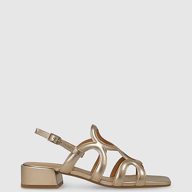 Sandalias doradas de piel de Lodi, 119 euros.