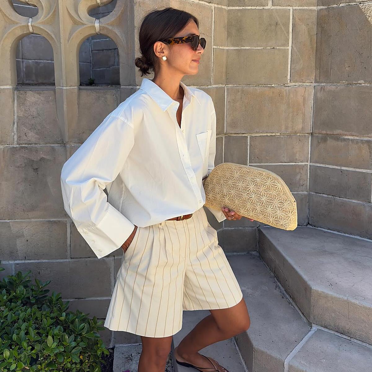 Estos shorts blancos son ideales para más que la playa: estilizan, refrescan y combinan con todo.