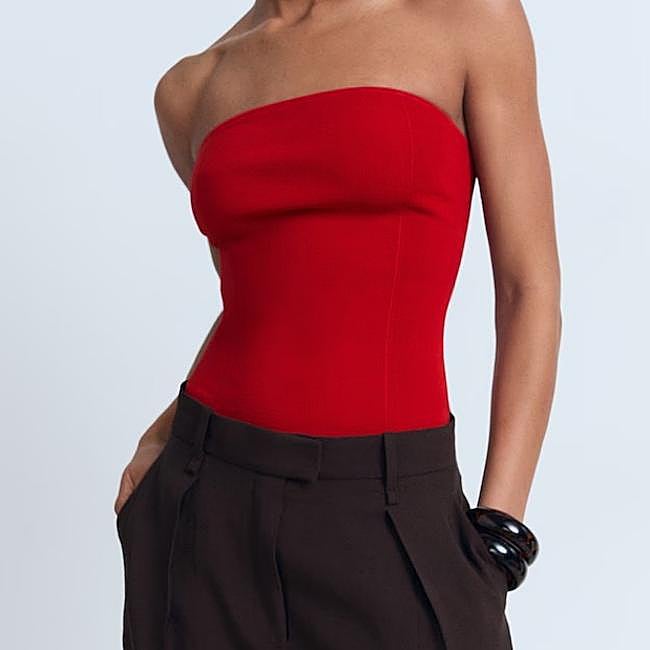 Top de palabra de honor rojo de Mango, 29,99 euros.