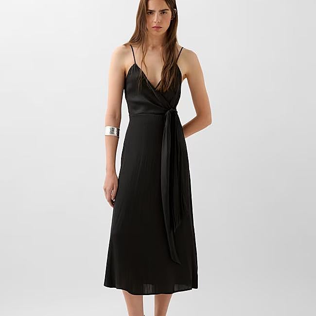 Vestido lencero negro de Scalpers, 39,90 euros.