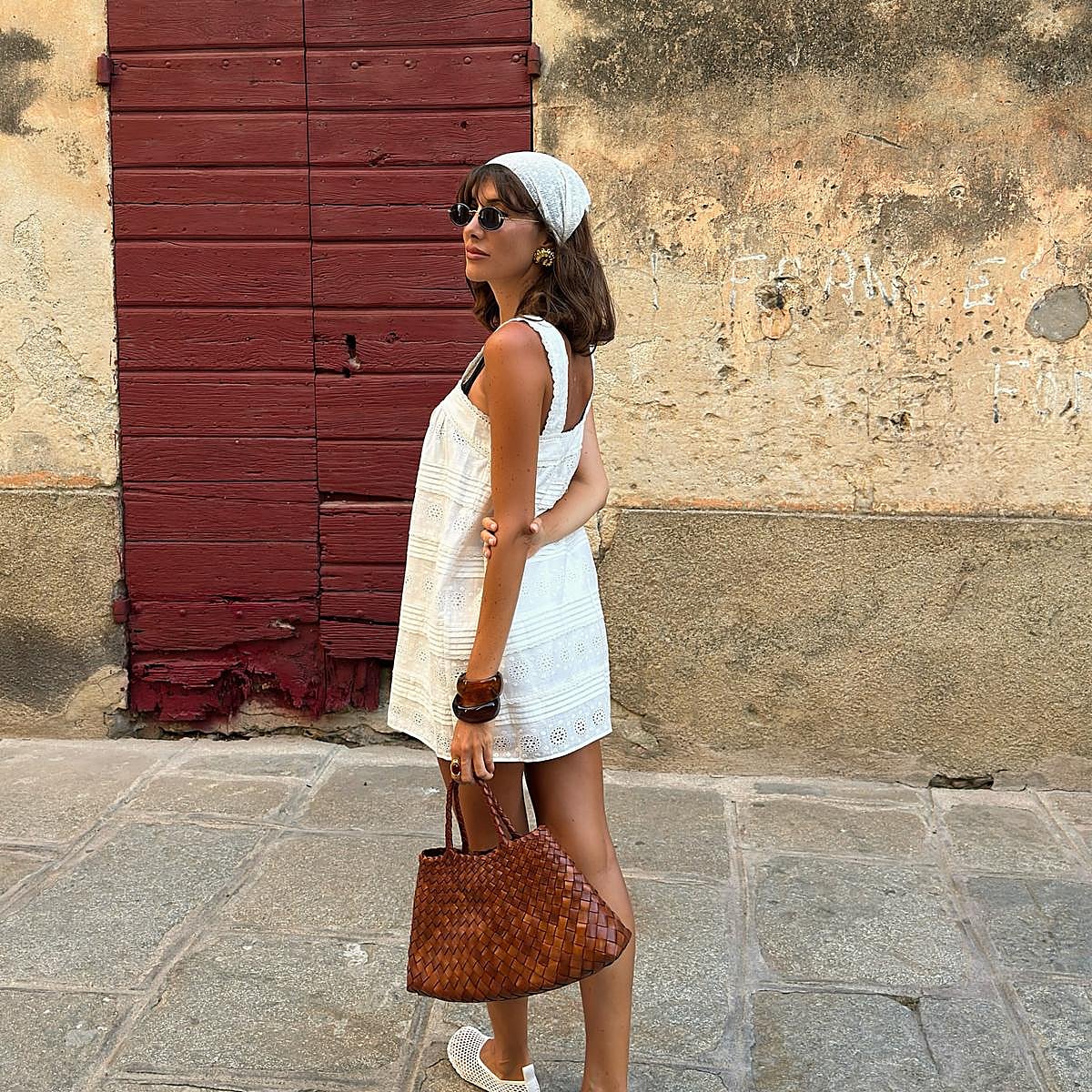 Aunque haga mucho calor, puedes vestir elegante: te contamos cómo y qué prendas usar.