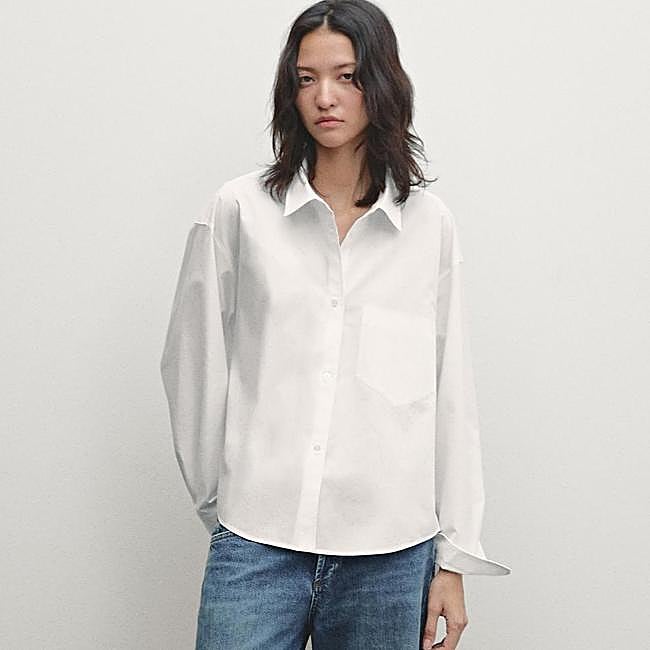 Camisa blanca con estructura fluida, 25,95 euros.