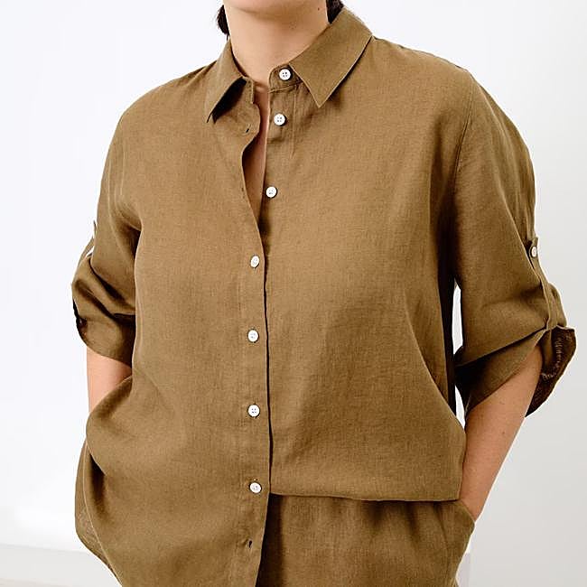 Camisa de lino en tono crudo con manga francesa de Couchel, 55,99 euros.