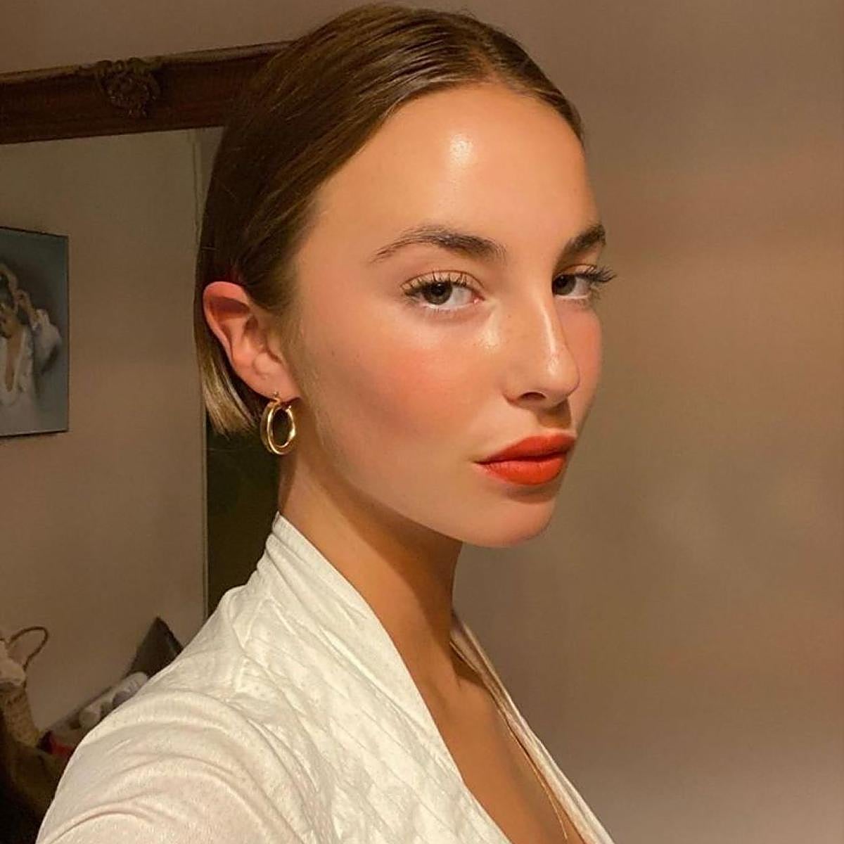 Influencer con mirada radiante