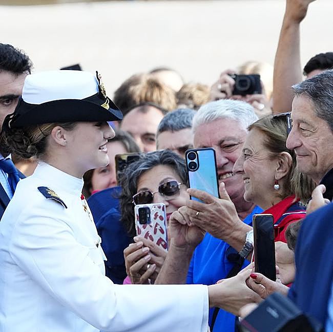 La princesa, saludando a los congregados en Santiago.