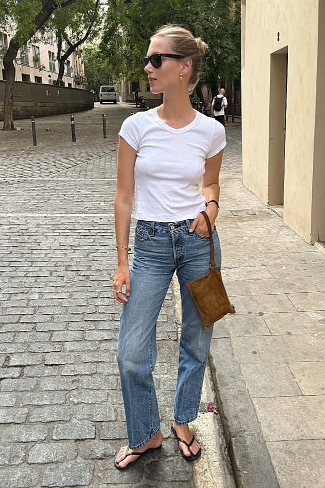 Influencer con look con vaqueros y camiseta básica