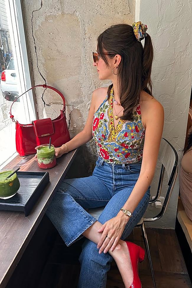 Influencer con vaquero y top pañuelo