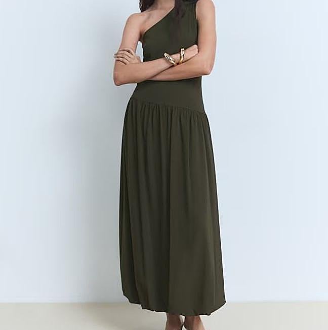 Vestido globo con escote asimétrico