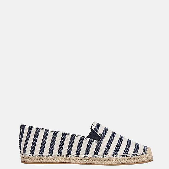 Alpargatas estampadas de Tommy Hilfiger, 33,50 euros.
