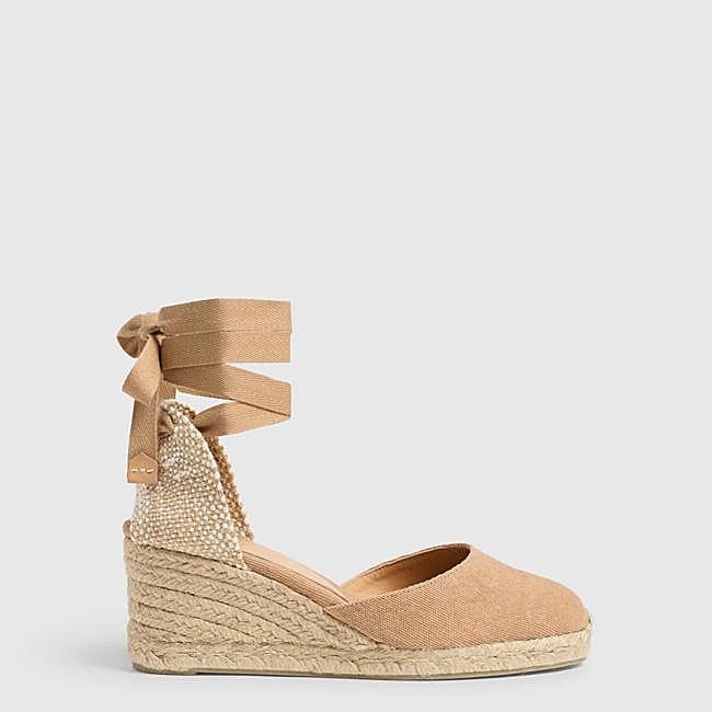 Alpargatas en tono neutro de Castañer, 84 euros.