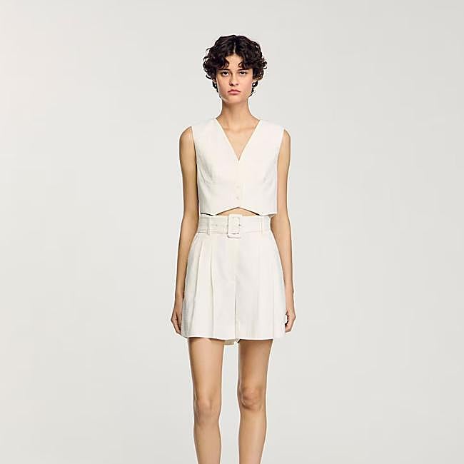 Bermudas blancas con cinturón de Sandro, 135 euros.