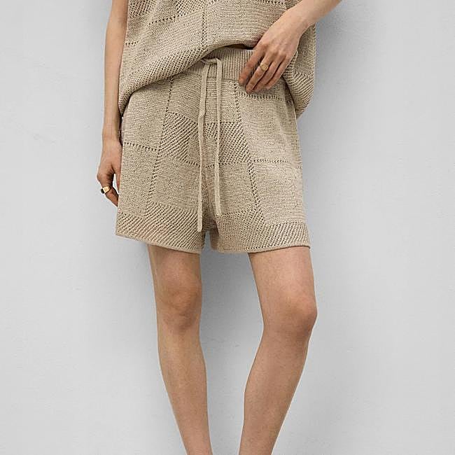 Bermudas en tono crudo de Adolfo Domínguez, 74 euros.