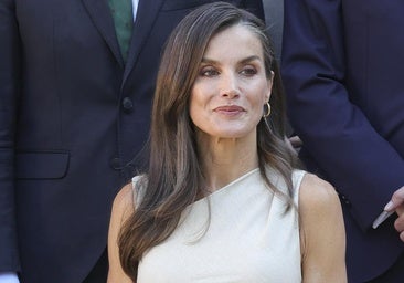 Letizia rescata su vestido de Mango más atemporal: entallado, con escote asimétrico y muy favorecedor