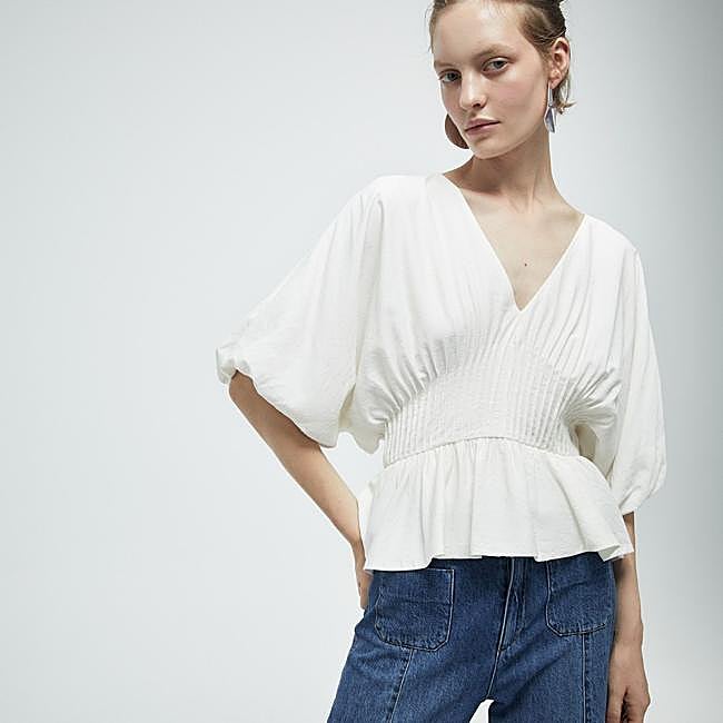 Top con jaretas blanco