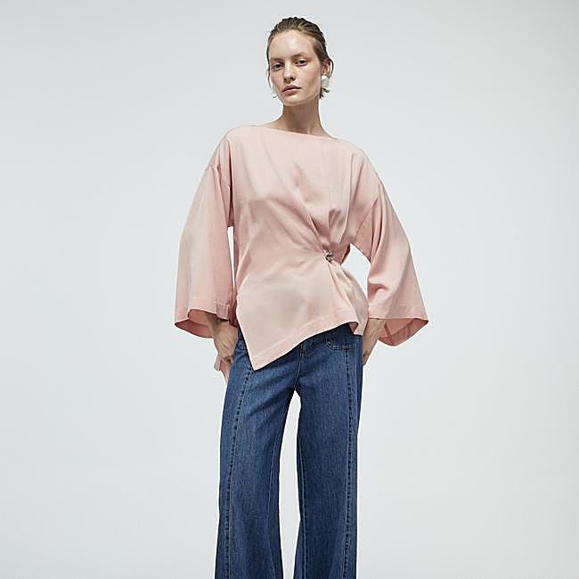 Blusa fluida con broche metálico