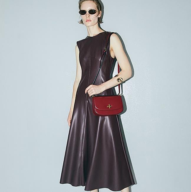 Vestido midi con vuelo efecto piel