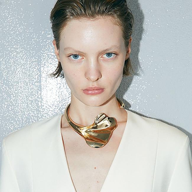 Collar rígido metálico en forma de flor