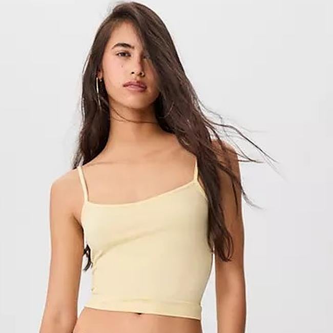 Top con tirante espagueti de amarillo pastel de Stradivarius, 7,99 euros.