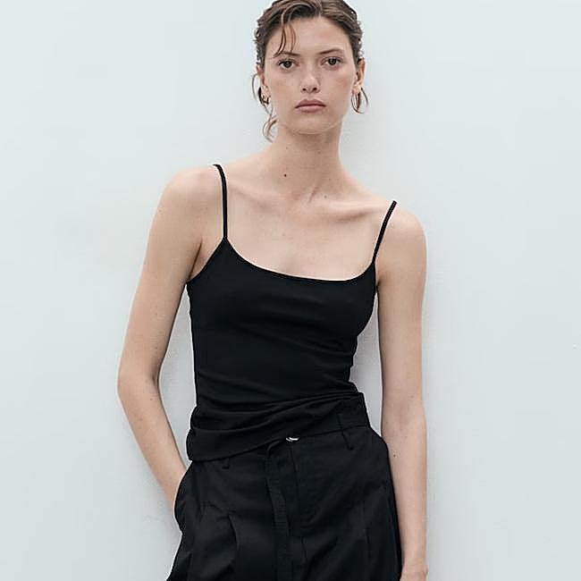 Top con tirante espagueti negro de Mango, 9,99 euros.