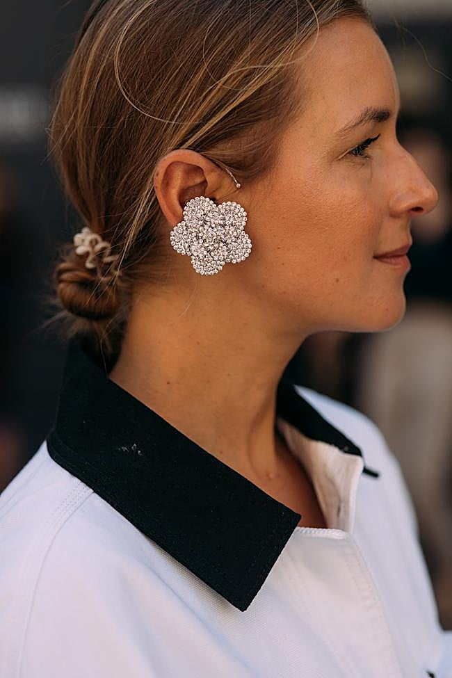 Unos pendientes maxi con forma de flor.