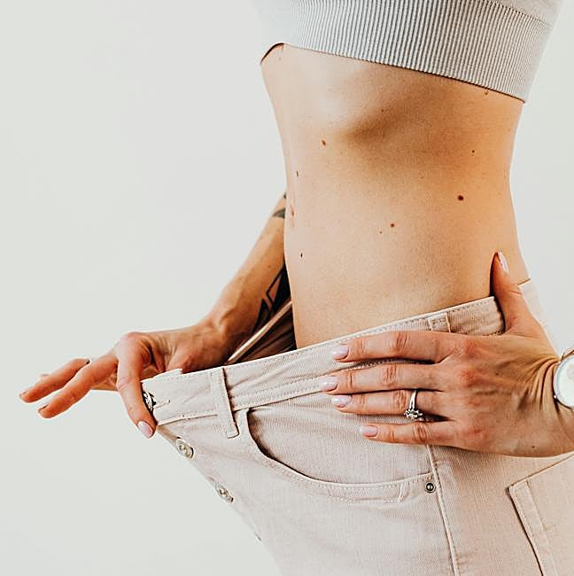 Mujer con tripa plana