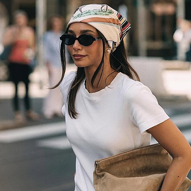 Influencer con pañuelo bandana
