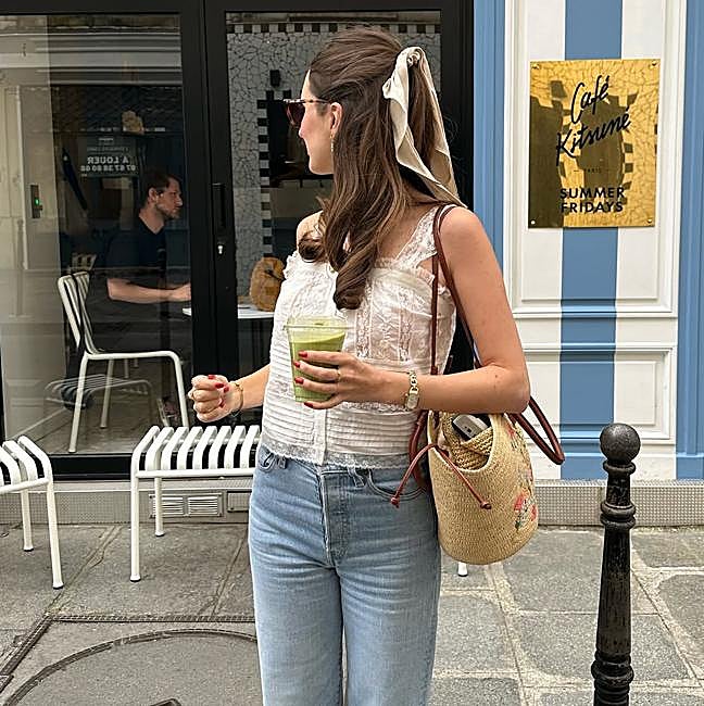 Influencer con pañuelo como coletero