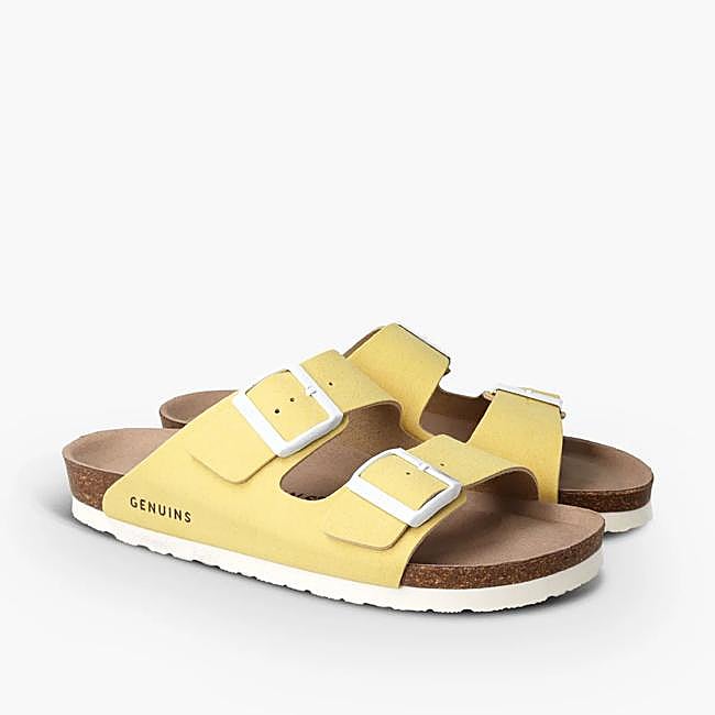 Sandalias amarillas con hebillas. Precio: 46,67 euros