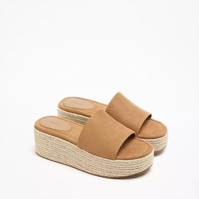 Sandalias con cuña de yute. Precio: 18,99 euros