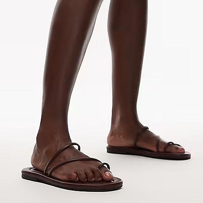 Sandalias mules de dedo. Precio: 34,50 euros