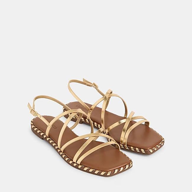 Sandalias doradas. Precio: 39,99 euros