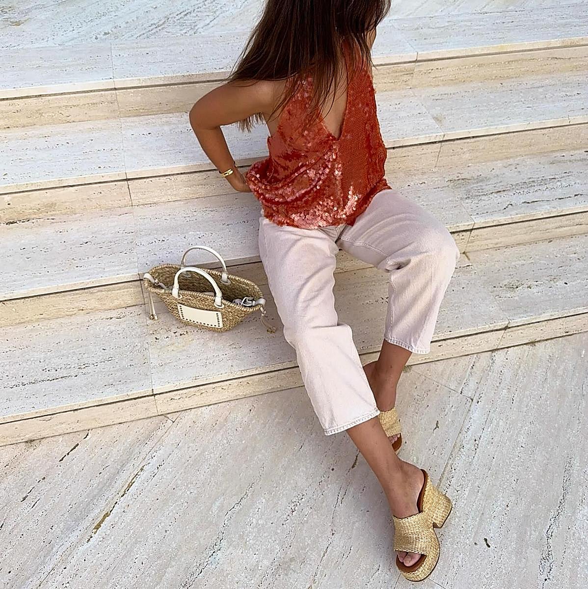 Influencer con cuñas de yute