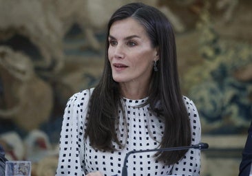 La reina Letizia se suma a la tendencia del verano: rescata el vestido de lunares perfecto de Massimo Dutti
