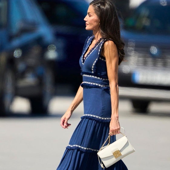 La reina Letizia confirma cuál es el bolso bandolera del verano: blanco, alargado y muy ponible