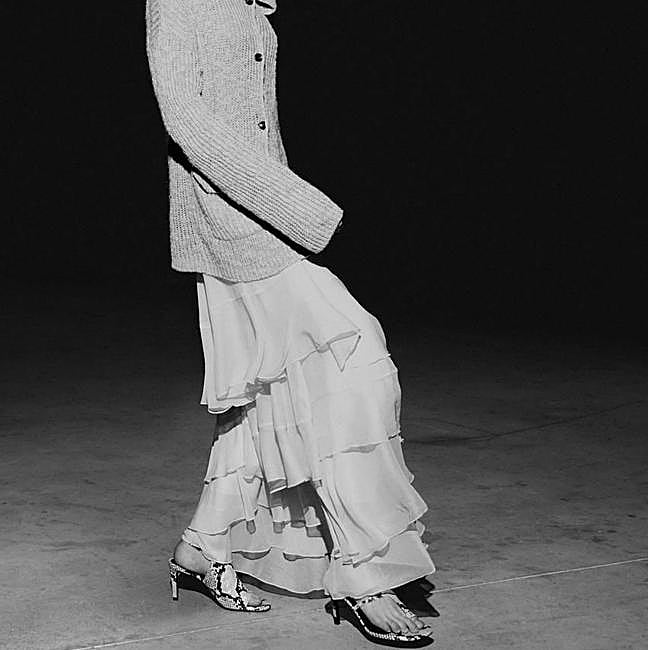 Falda de volantes con fajín