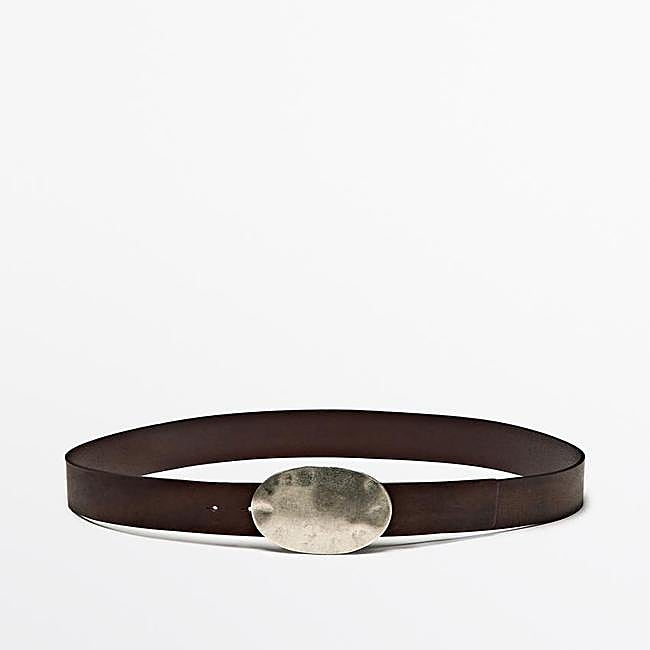 Cinturón de piel con hebilla metálica grande