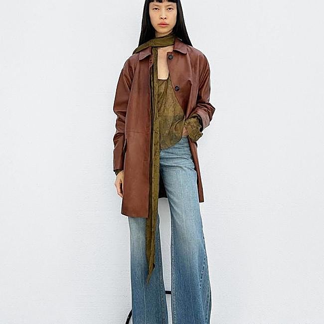 Vaqueros acampanados de tiro medio